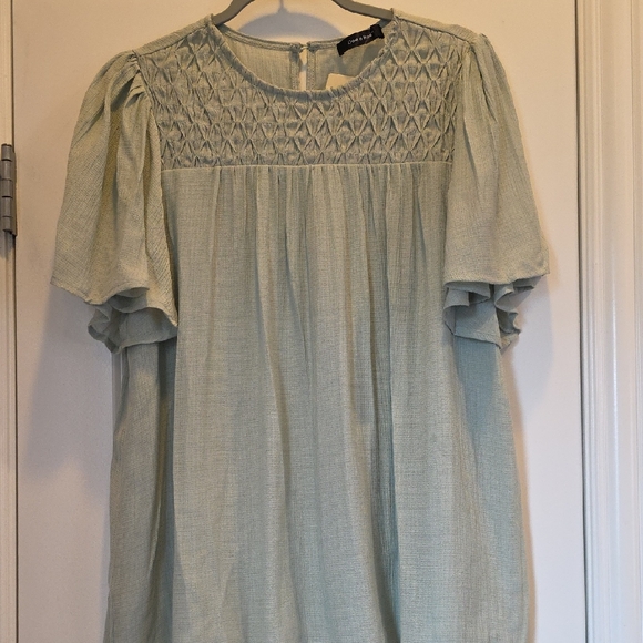 Doe & Rae Tops - NWT Doe & Rae Large  Mint Top With Design At Bodice